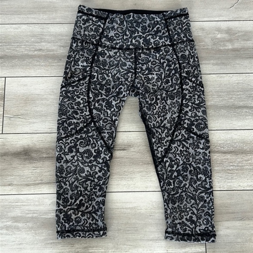 Lululemon Outrun half crop leggings size 4 black and white lace print